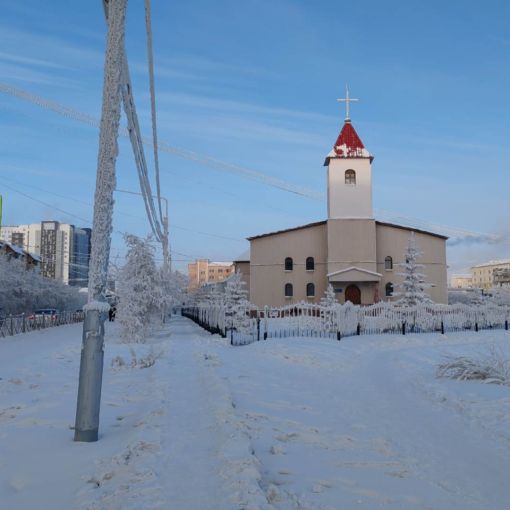 католическая церкоиь Пресвятой Троицы Якутск зимой